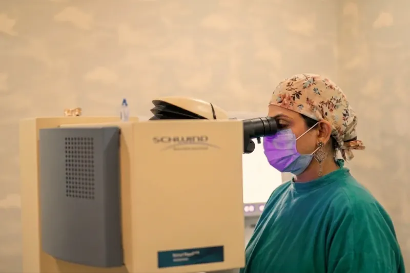 Dr. Anchal Gupta at the SCHWIND excimer laser during refractive surgery